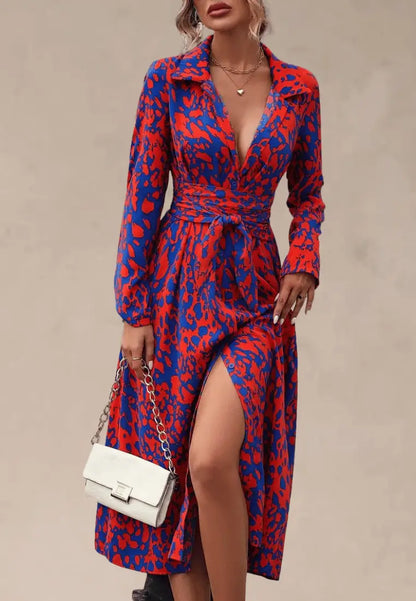 Niebiesko-czerwona sukienka kopertowa z kołnierzem i paskiem