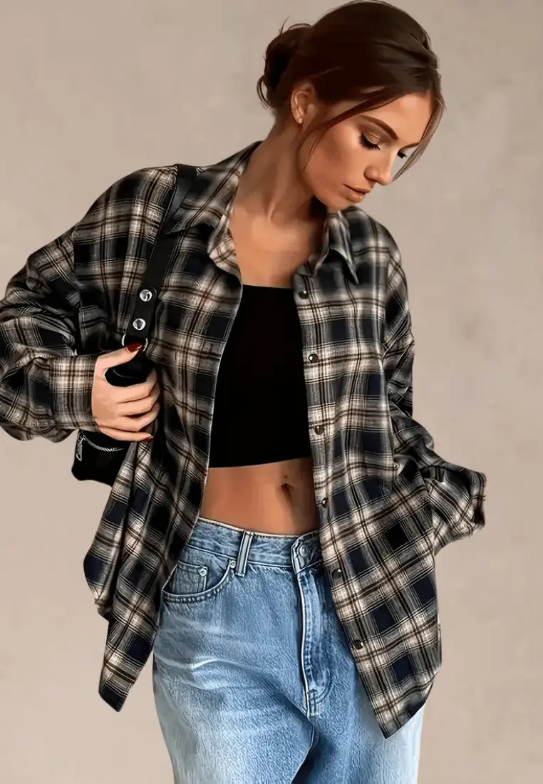 Czarna koszula damska flanelowa w kratę z kołnierzykiem i długim rękawem