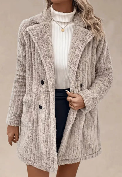 Beżowa kurtka damska polarowa długa z kieszeniami i guzikami