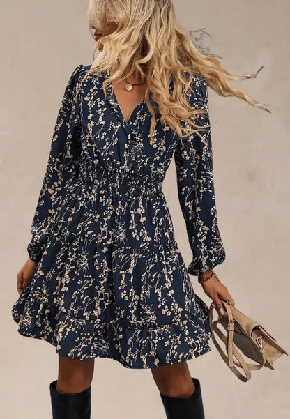 Granatowa sukienka z drobnym kwiatowym wzorem i falbaną