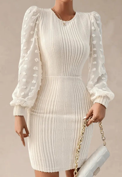 Kremowa sukienka dzianinowa z tiulowymi rękawami 3D