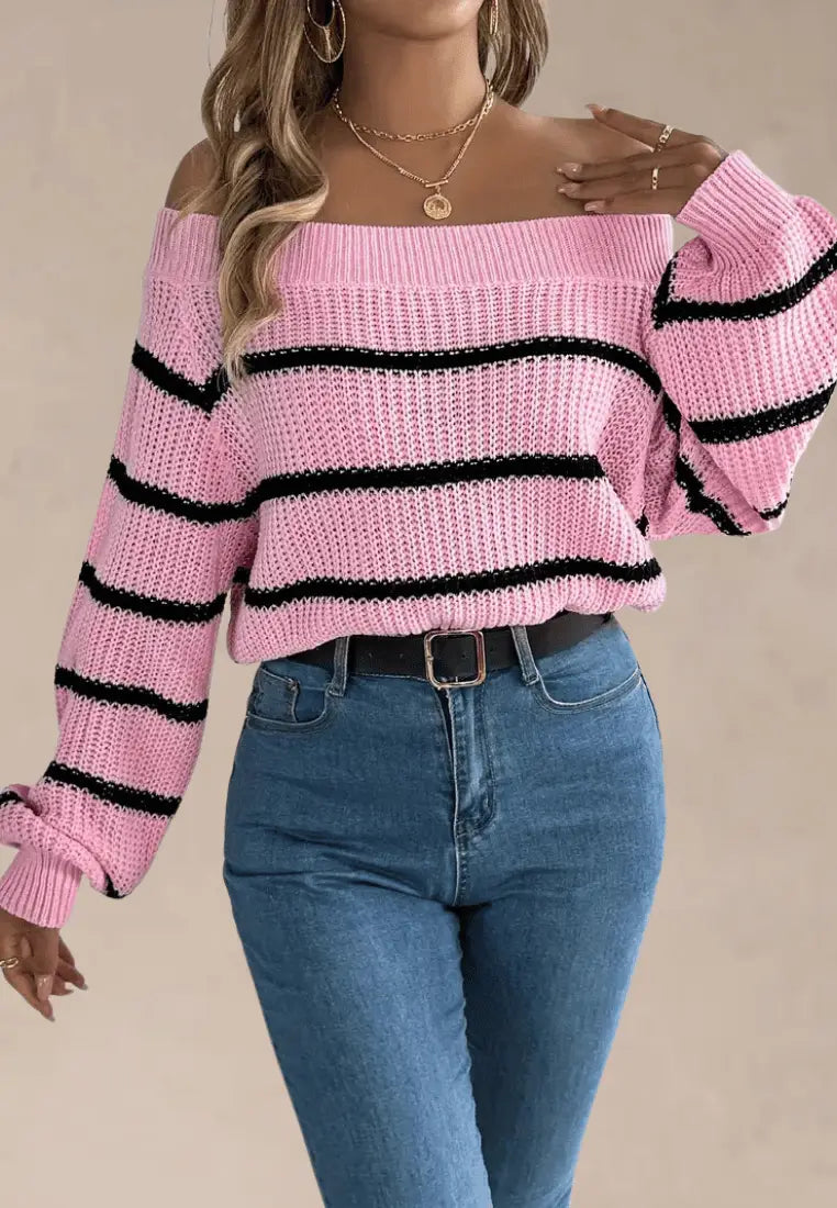 Różowy sweter damski w czarne paski z odkrytymi ramionami