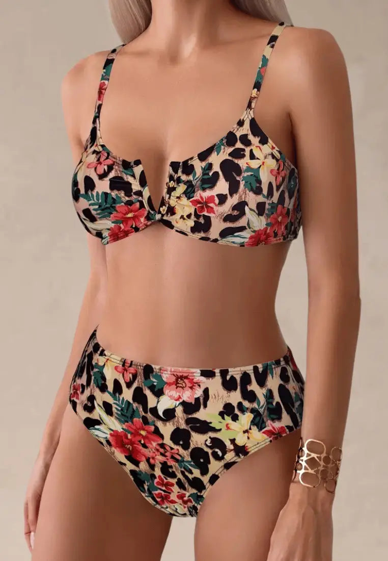Beżowy strój kąpielowy dwuczęściowy damski w kwiatowo-panterkowy wzór