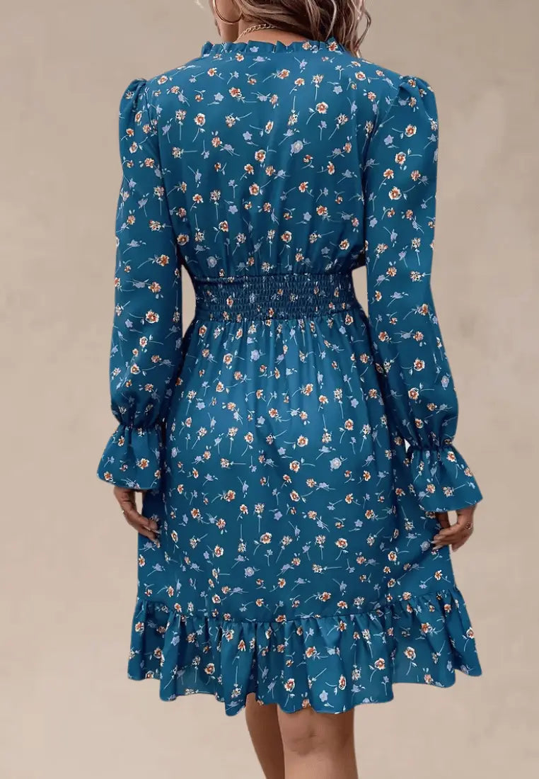 Niebieska sukienka w kwiaty z falbaną i gumką w talii