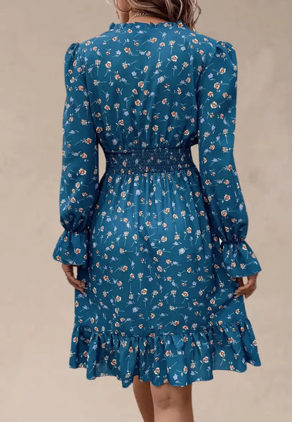 Niebieska sukienka w kwiaty z falbaną i gumką w talii