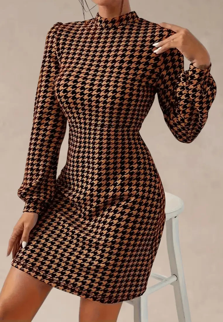 Brązowa sukienka w pepitkę z długim rękawem i stójką