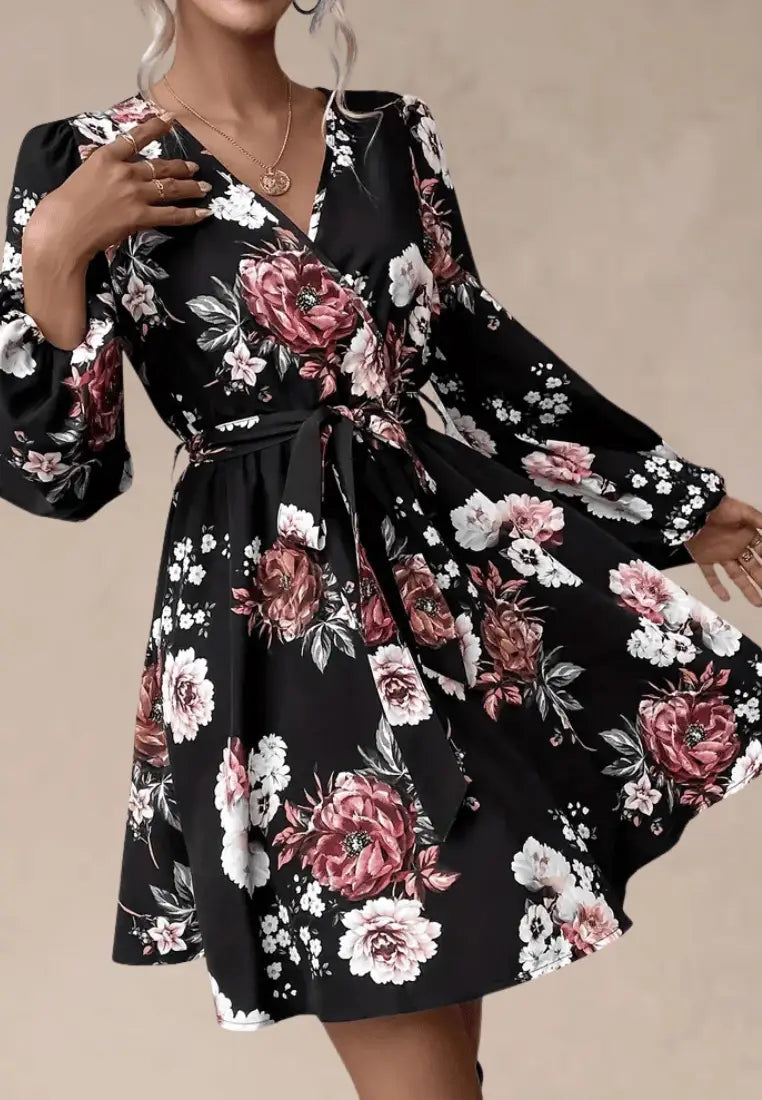 Czarna sukienka w kwiaty z kopertowym dekoltem i wiązaniem w talii