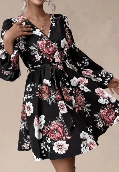 Czarna sukienka w kwiaty z kopertowym dekoltem i wiązaniem w talii