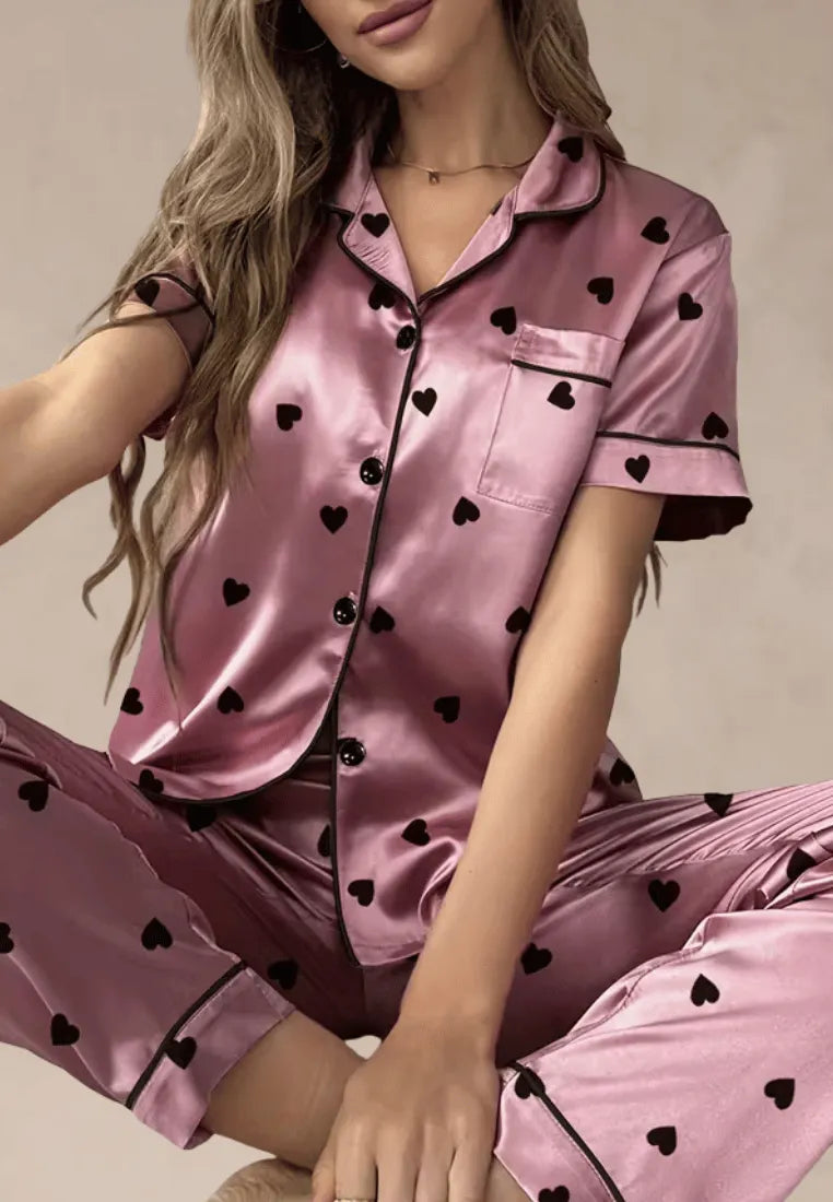Fioletowy komplet piżamowy damski z krótkim rękawem i długimi spodniami w serduszka
