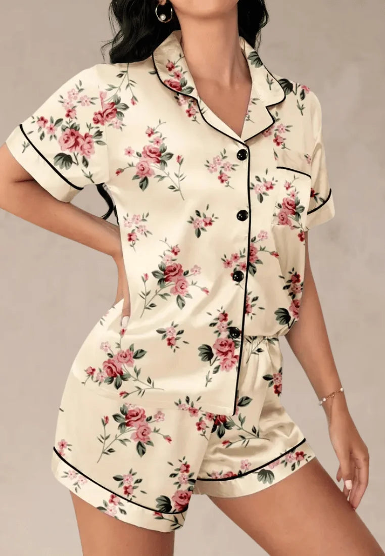 Kremowy komplet piżamowy damski w kwiaty z koszulą i spodenkami