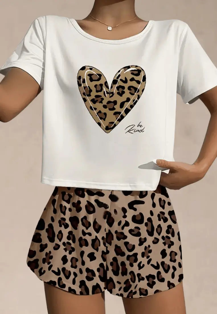Biały komplet piżamowy damski z t-shirtem serce i szortami w panterkę