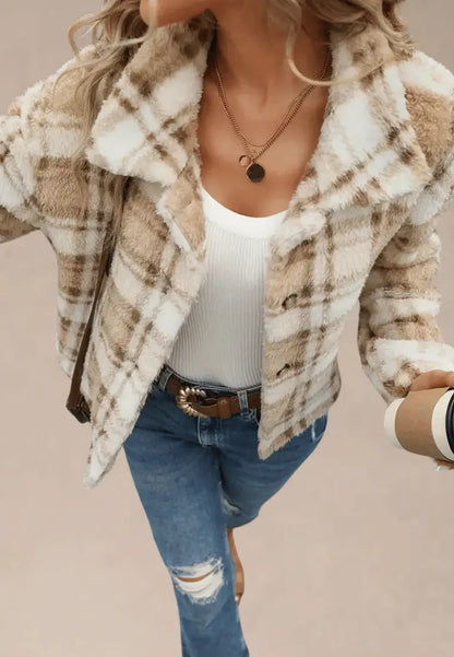 Beżowa kurtka damska polarowa krótka w kratę z guzikami