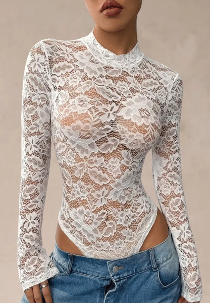 Białe body damskie koronkowe z długim rękawem i półgolfem