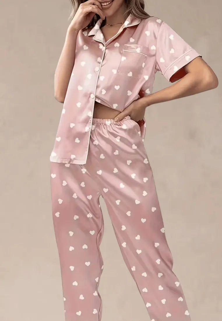 Różowy komplet piżamowy damski z krótkim rękawem i długimi spodniami w serduszka