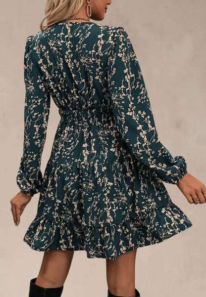 Zielona sukienka z falbanami w kwiaty i długim rękawem