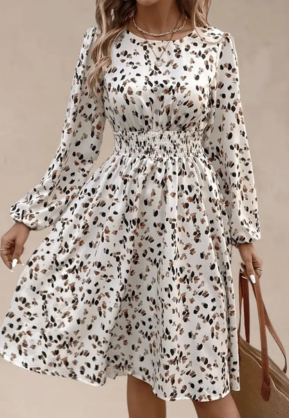 Kremowa sukienka z gumką w talii panterkowy wzór midi fason