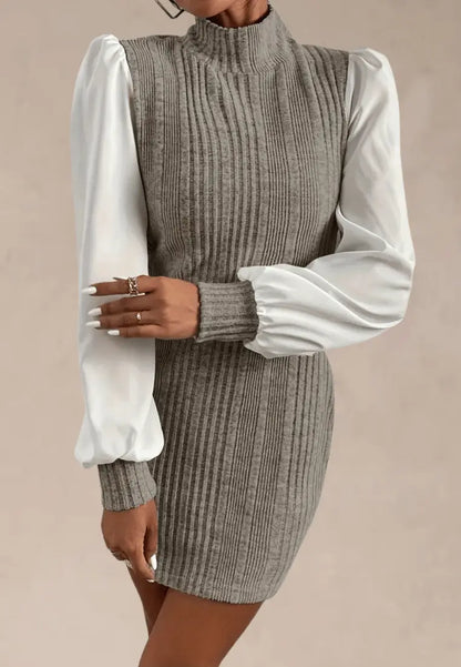 Szara sukienka dzianinowa z białymi rękawami i złotym paskiem