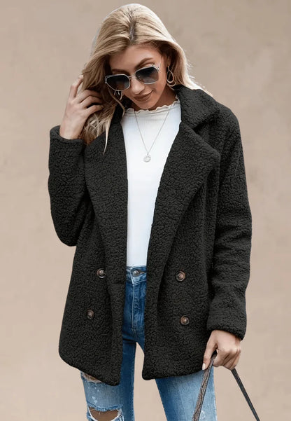 Czarna kurtka damska polarowa oversize z guzikami do bioder