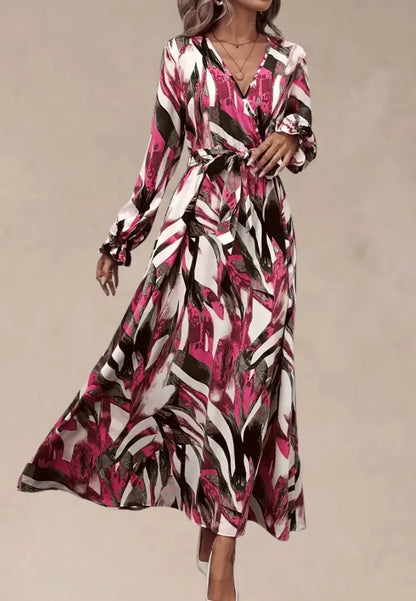 Różowa sukienka maxi we wzory z paskiem i dekoltem V