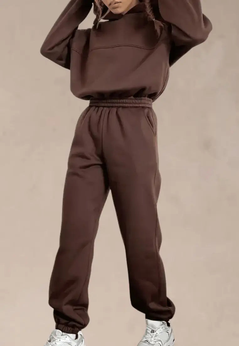 Brązowy komplet dresowy damski z kapturem i elastycznymi nogawkami