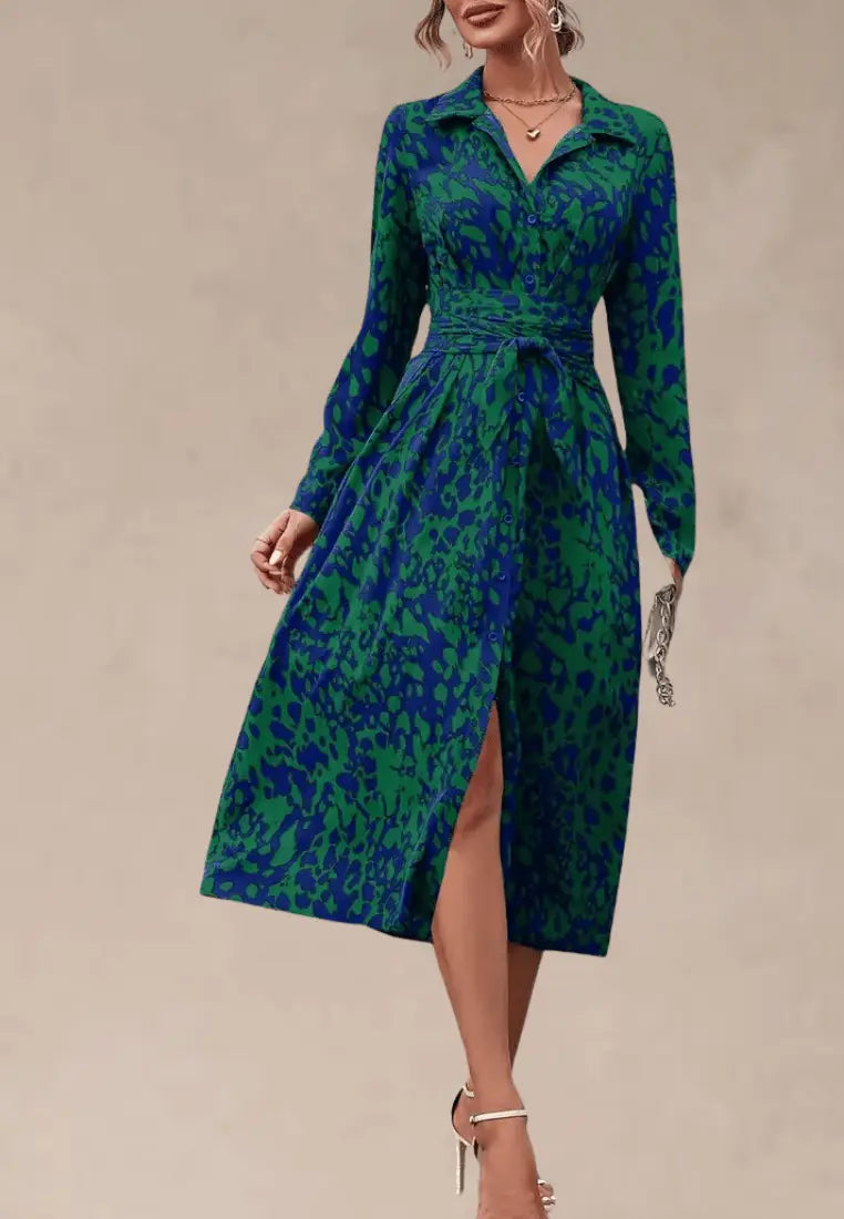 Niebiesko-zielona sukienka kopertowa z kołnierzem i paskiem