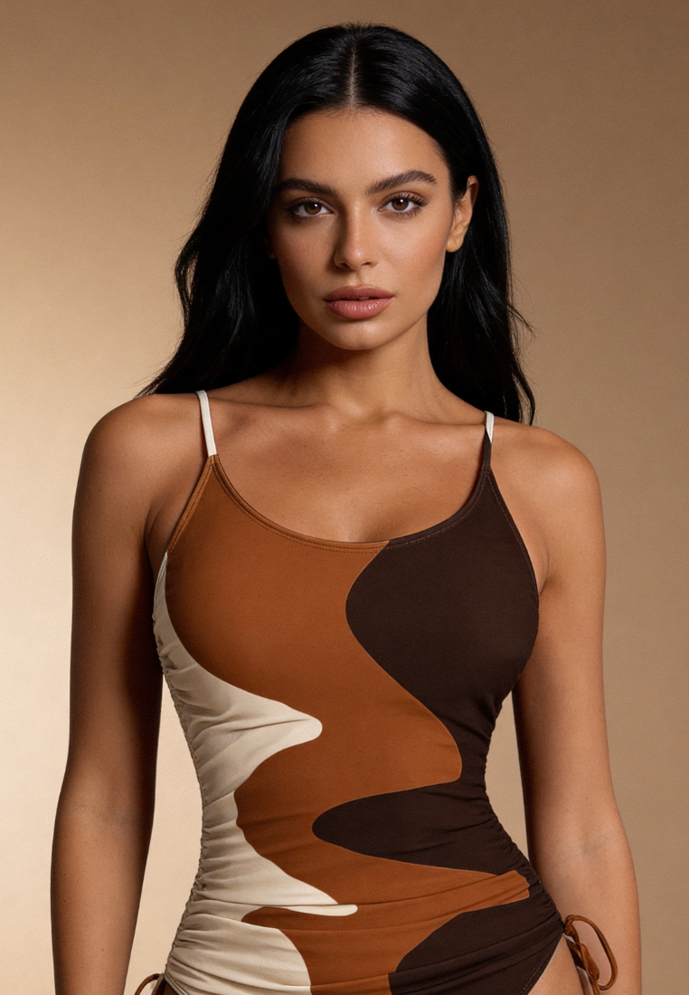 Brązowy strój kąpielowy jednoczęściowy damski w abstrakcyjny wzór