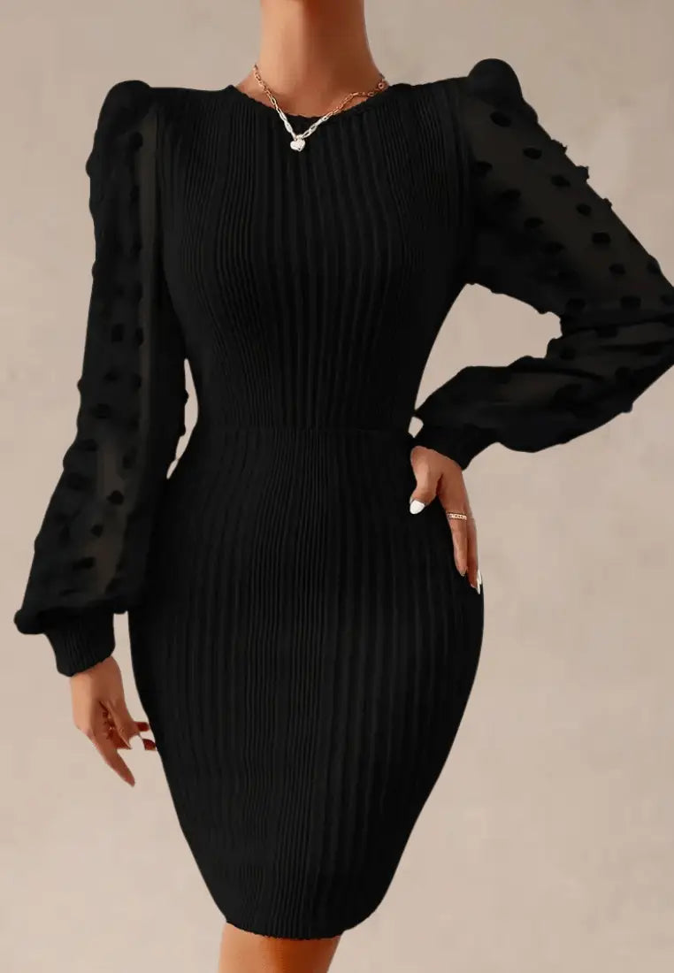Czarna sukienka z prążkowanej dzianiny i tiulowym rękawem