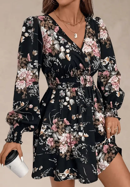 Czarna sukienka w kwiatowy wzór z dekoltem V i długim rękawem