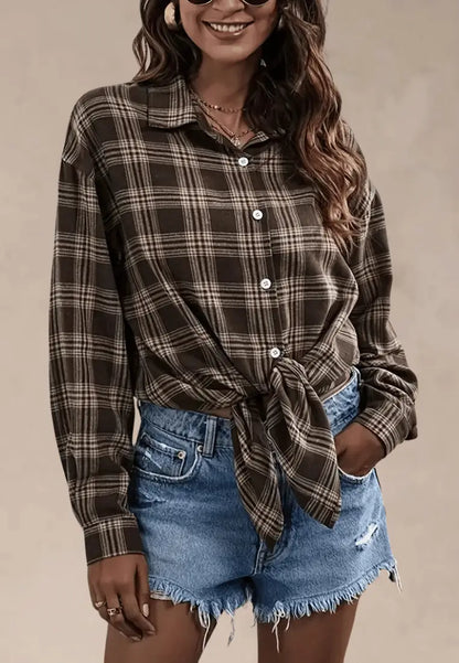 Brązowa koszula damska flanelowa w kratę z długim rękawem i guzikiem
