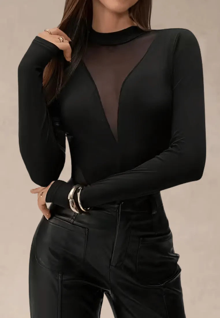 Czarne body damskie z długim rękawem i siateczkowym dekoltem w kształcie V