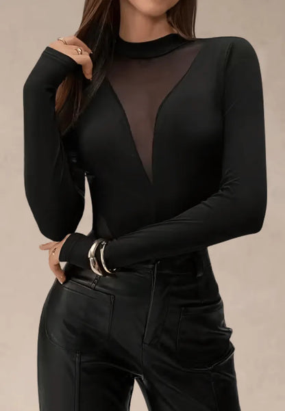 Czarne body damskie z długim rękawem i siateczkowym dekoltem w kształcie V