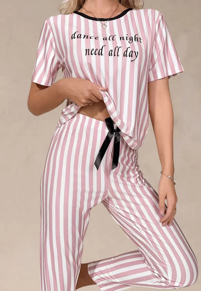 Różowy komplet piżamowy damski w paski z krótkim rękawem i długimi spodniami