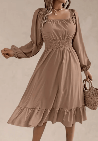 Beżowa sukienka midi z marszczeniem w talii i falbanką u dołu