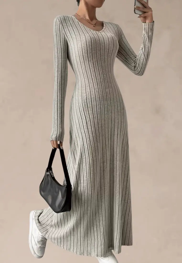 Beżowa sukienka maxi z prążkowanej dzianiny i dekoltem V