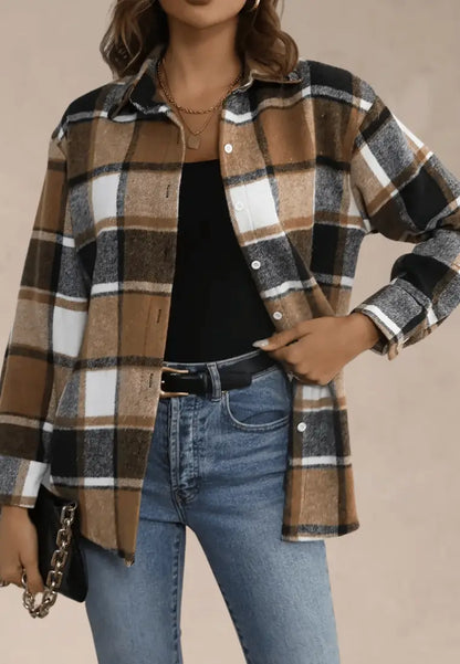 Brązowa koszula damska flanelowa w kratę z długim rękawem i kołnierzykiem