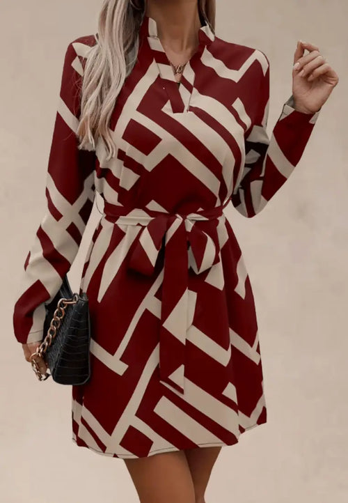 Bordowo‑beżowa sukienka koszulowa w geometryczny wzór z paskiem i długim rękawem