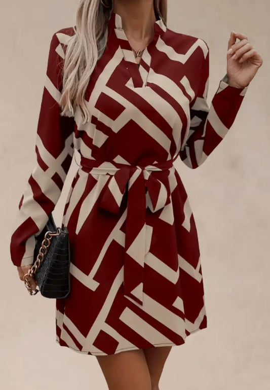 Bordowo‑beżowa sukienka koszulowa w geometryczny wzór z paskiem i długim rękawem