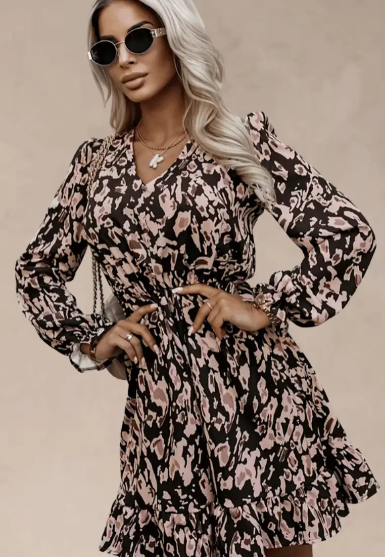 Brązowo‑czarna sukienka kopertowa w panterkę z wiązaniem w talii