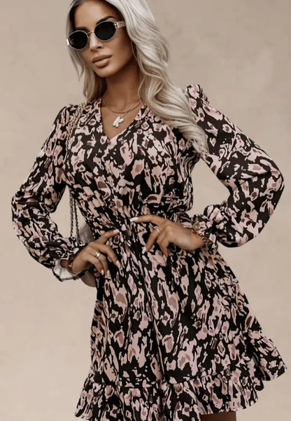 Brązowo‑czarna sukienka kopertowa w panterkę z wiązaniem w talii