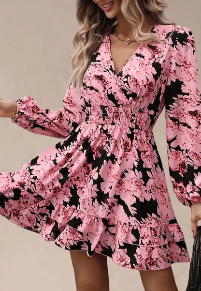Różowa sukienka z czarnym wzorem, falbanką i długim rękawem