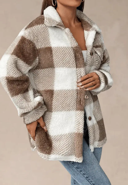 Beżowa kurtka damska polarowa długa w kratę z guzikami