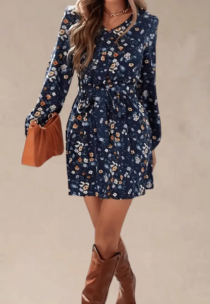 Granatowa sukienka w kwiaty z paskiem i długim rękawem