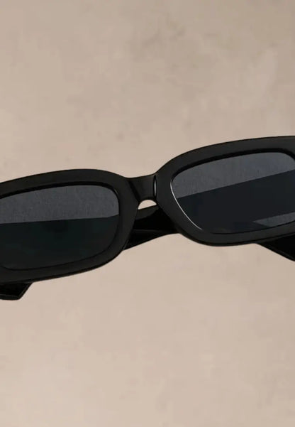 Czarne okulary przeciwsłoneczne damskie prostokątne klasyczne modne