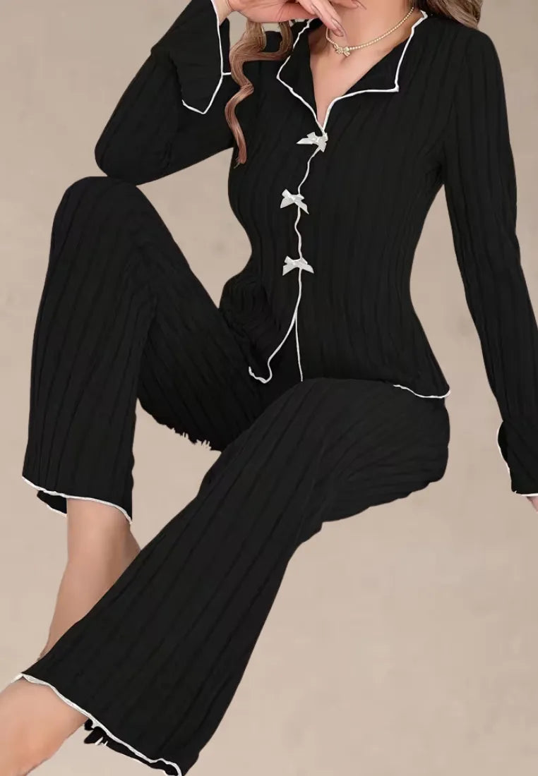 Czarny komplet piżamowy damski z długim rękawem i spodniami z prążkowanej dzianiny