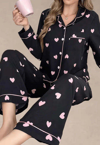 Czarny komplet piżamowy damski z długim rękawem i długimi spodniami w serduszka