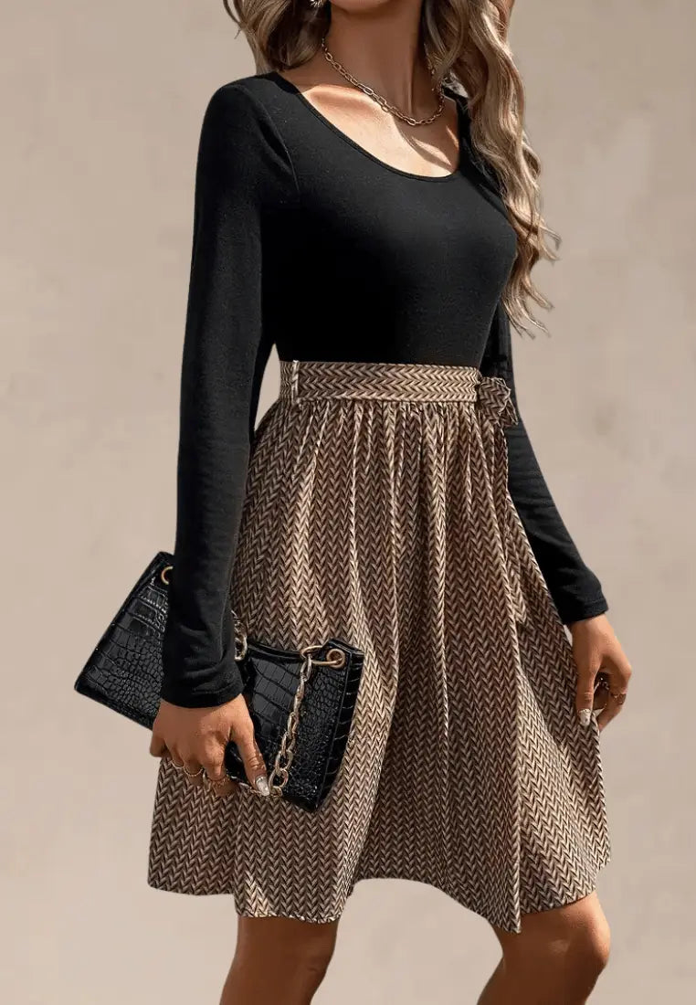 Czarna sukienka z wzorzystą spódnicą i wiązaniem w talii