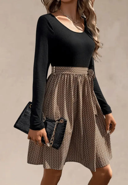 Czarna sukienka z wzorzystą spódnicą i wiązaniem w talii