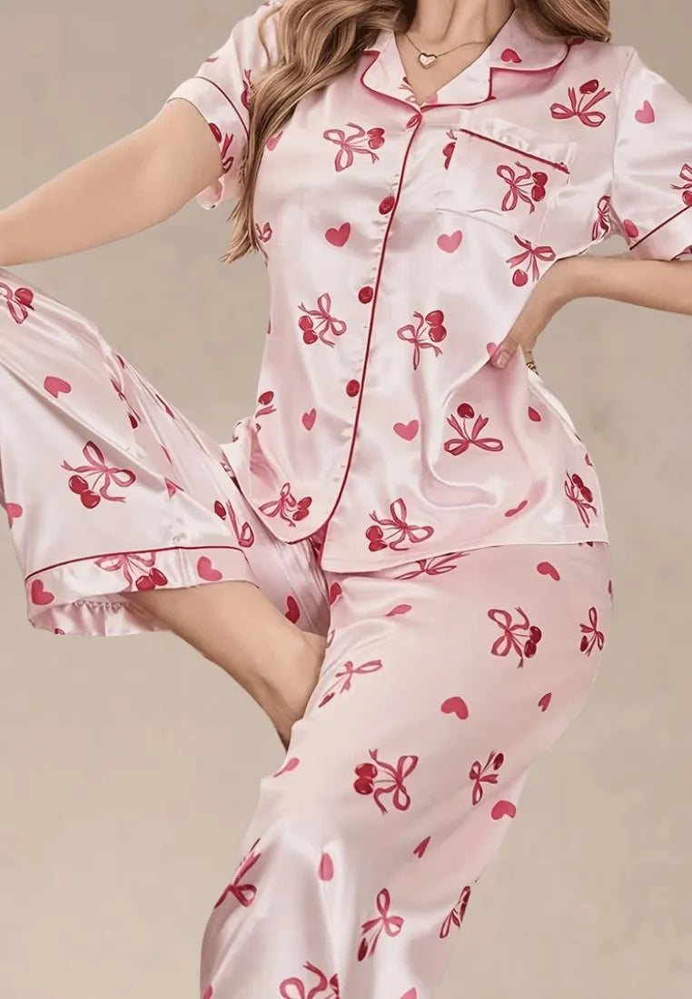 Różowy komplet piżamowy damski z krótkim rękawem i spodniami w serduszka i kokardki