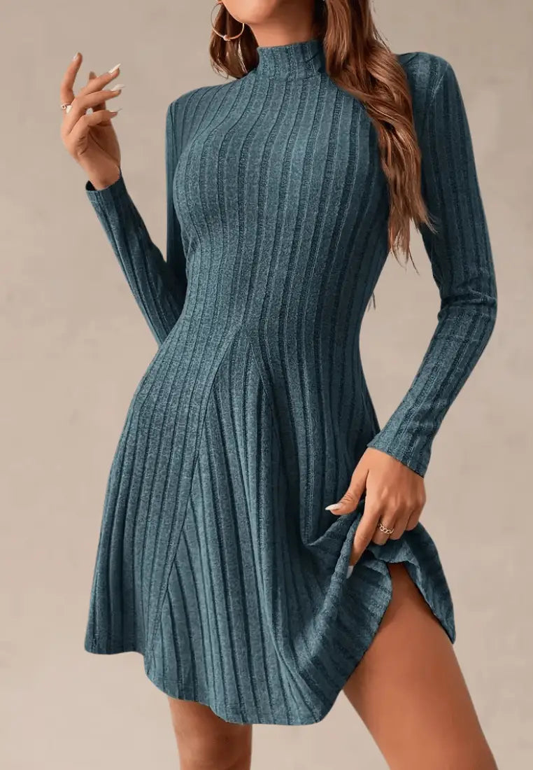 Niebieska sukienka dzianinowa prążkowana z długim rękawem