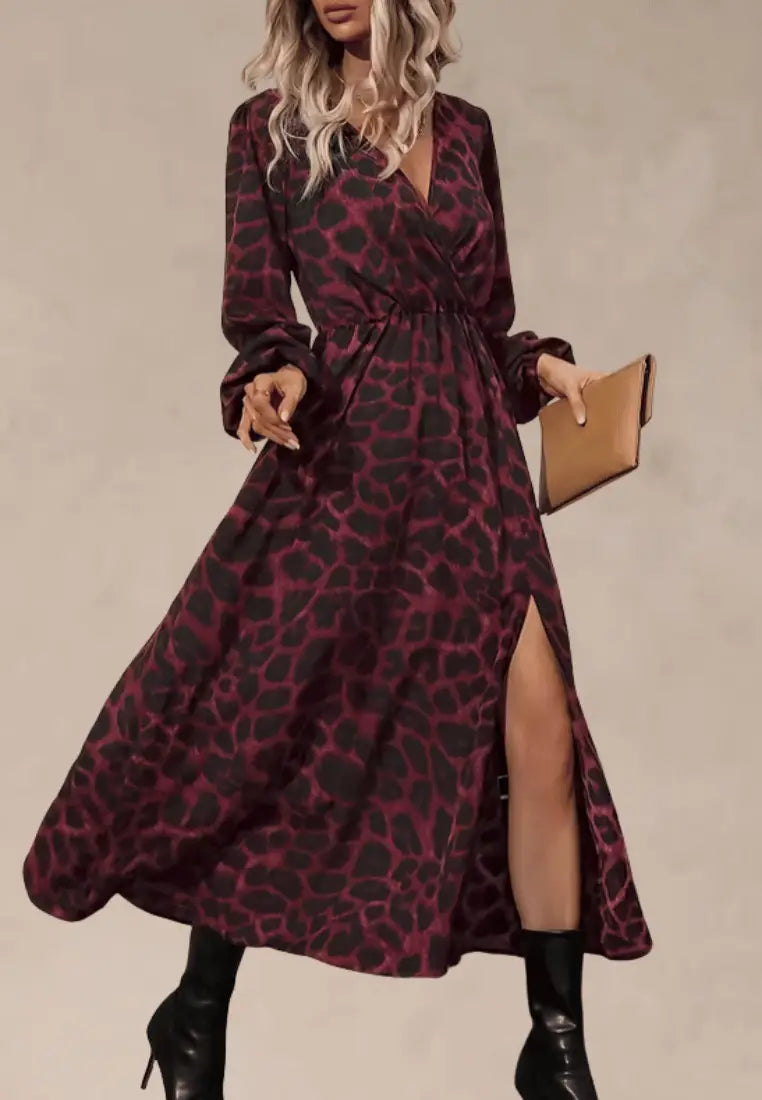 Bordowo‑czarna sukienka maxi w panterkę z kopertowym dekoltem